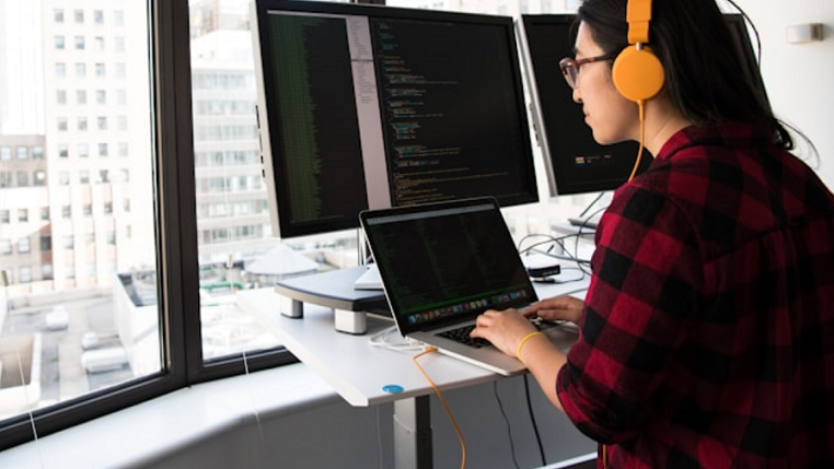 ノートPCで学習する若手未経験者がエンジニア・プログラマーとして成長する姿｜沖縄 那覇の求人・研修付き採用で文系からでもITキャリアを実現